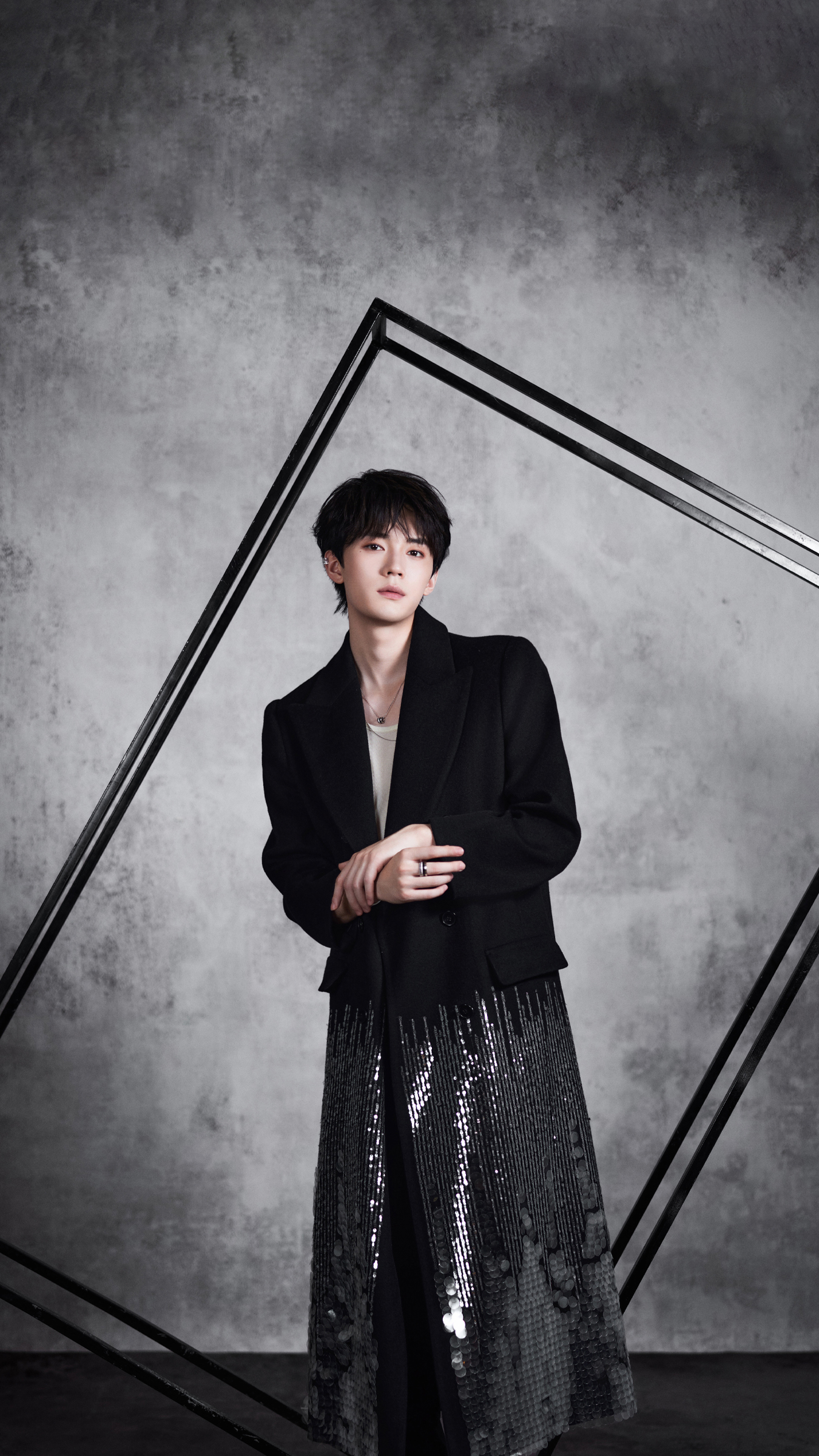 周翊然黑白大片炸场！这少年感是真实存在的吗？