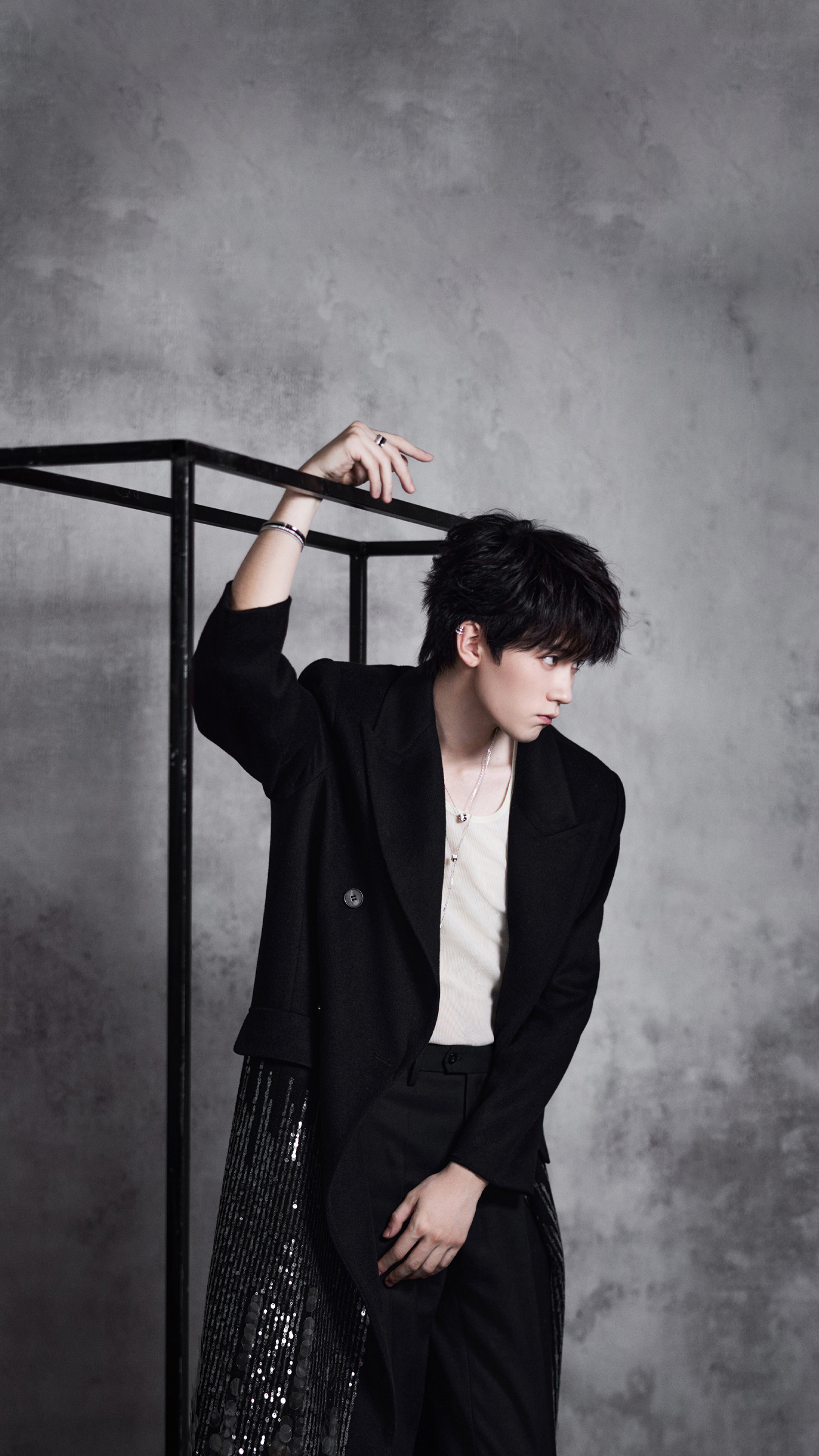 周翊然黑白大片炸场！这少年感是真实存在的吗？